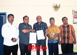 Parlin Lubis Kakan PPT bersalaman setelah menandatangani MoU dengan Kakan BPJS Ketenagakerjaan Madina Fadli Kurniawan di Kantor KPPT Madina
