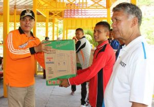 Wakil Bupati Madina menyerahkan hadiah kepada pemenang lucky draw