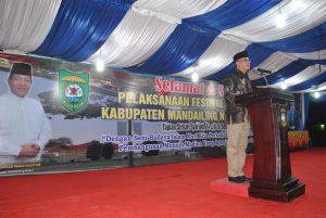 Wakil Bupati Madina, H.M.Ja'far Sukhairi Nasution saat memberikan arahan dalam acara perlombaan festival nasyid, di Tapian Sirisiri Syariah.