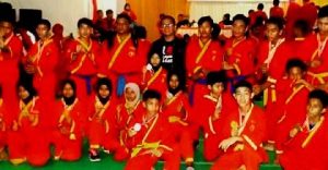 Ketua Pimda Madina As Imran Khaitamy (jaket hitam red) photo bersama dengan atlet tapak suci Madina setelah meraih juara umum