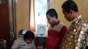 Ketua PD Pemuda Muhammadiyah Asahan, Julianto Putra (baju merah) saat menyerahkan laporan ke Mapolda Sumut, Kamis (1/9/2016). 