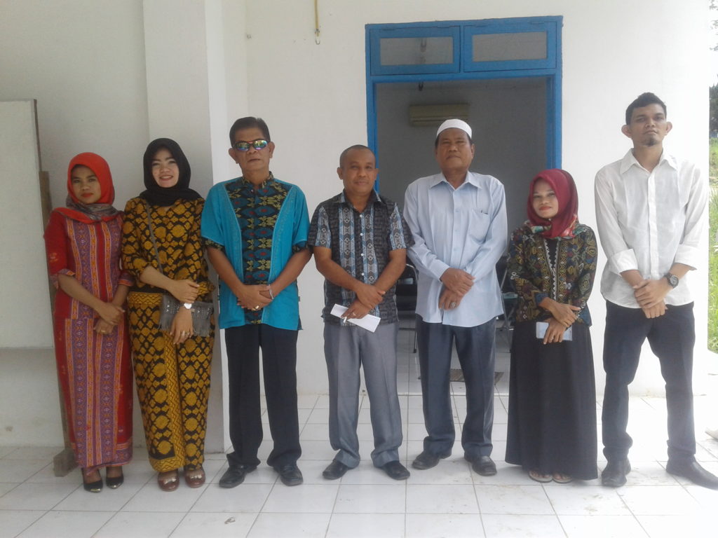 Foto bersama didepan Kantor FPPAB Madina : Kabid Kebudayaan, Drs. Askolani Nasution (tengah) di apit Ketua dan Sekretaris FPPAB bersama staff, Selasa (02/11) 
