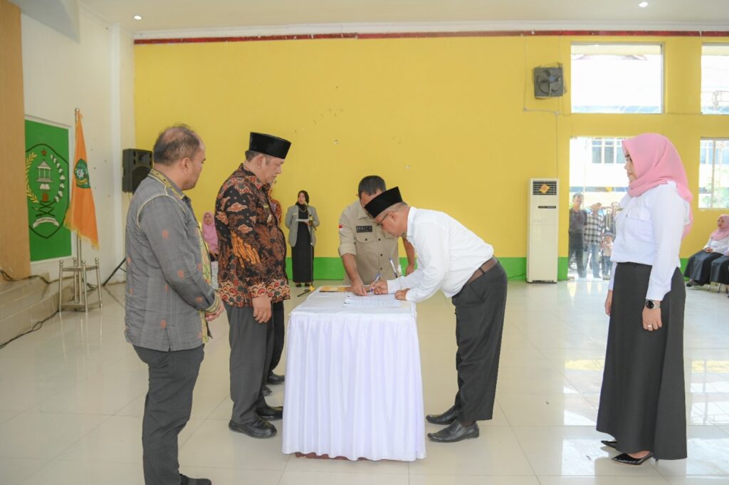 Wali Kota Irsan Efendi Serahkan 220 SK PPPK Guru