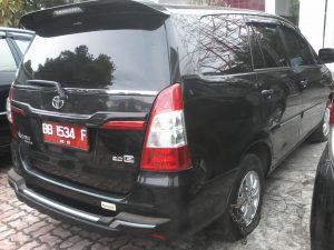 Mobil Dinas yang jadi Perebutan Anggota DPRD Kota Padangsidimpuan, dengan Posisi dirantai dan Ban di Gembos.