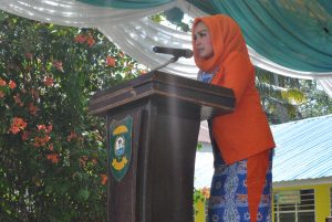 Ibu Ketua FORIKAN, Ny. Ika Desika Dahlan Hasan Nasution saat memberikan sambutannya dalam acara GEMARIKAN di Desa Rumbio