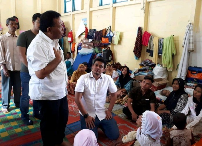 Bobby Nasution Kunjungi Dan Bantu Korban Banjir Di Desa Muara Saladi Madina img_20181018_184512