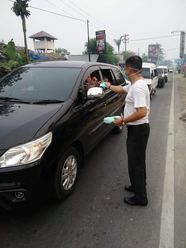 Khawatir Dampak Asap, Ketua DPRD Madina Turun Kejalan Bagi-Bagi Masker FB_IMG_1569161406658