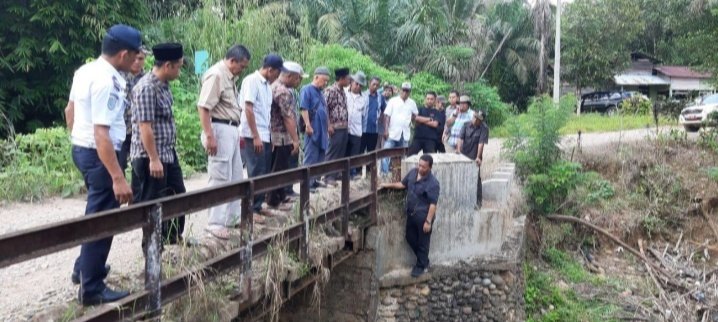 Tinjau Jembatan Rusak Desa Tandikek, Bupati Madina Langsung Lakukan Perbaikan IMG_20200125_160537