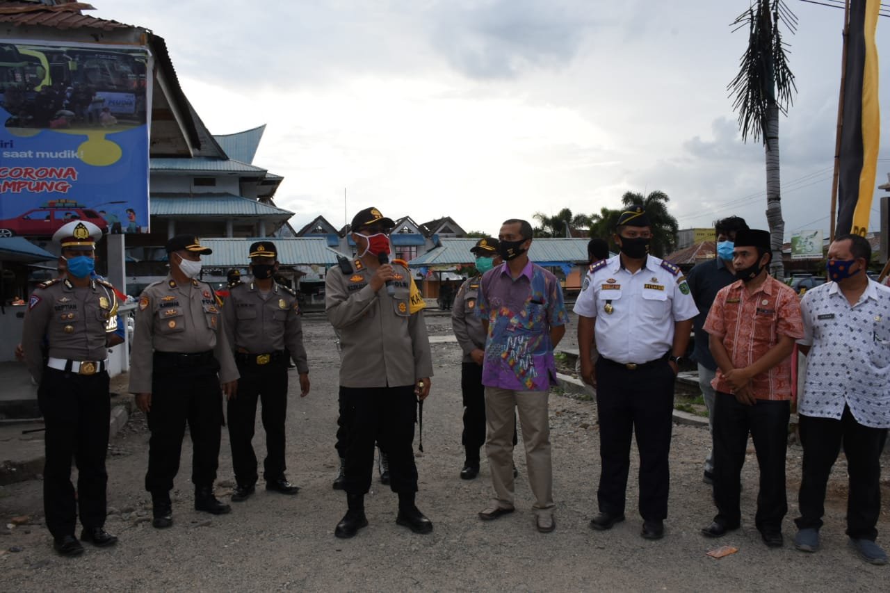 Memutus Mata Rantai Penyebaran Covid-19, Polres Madina Bersama TNI & Pemkab Bagikan 3000 Masker Kepada Masyarakat IMG-20200514-WA0013