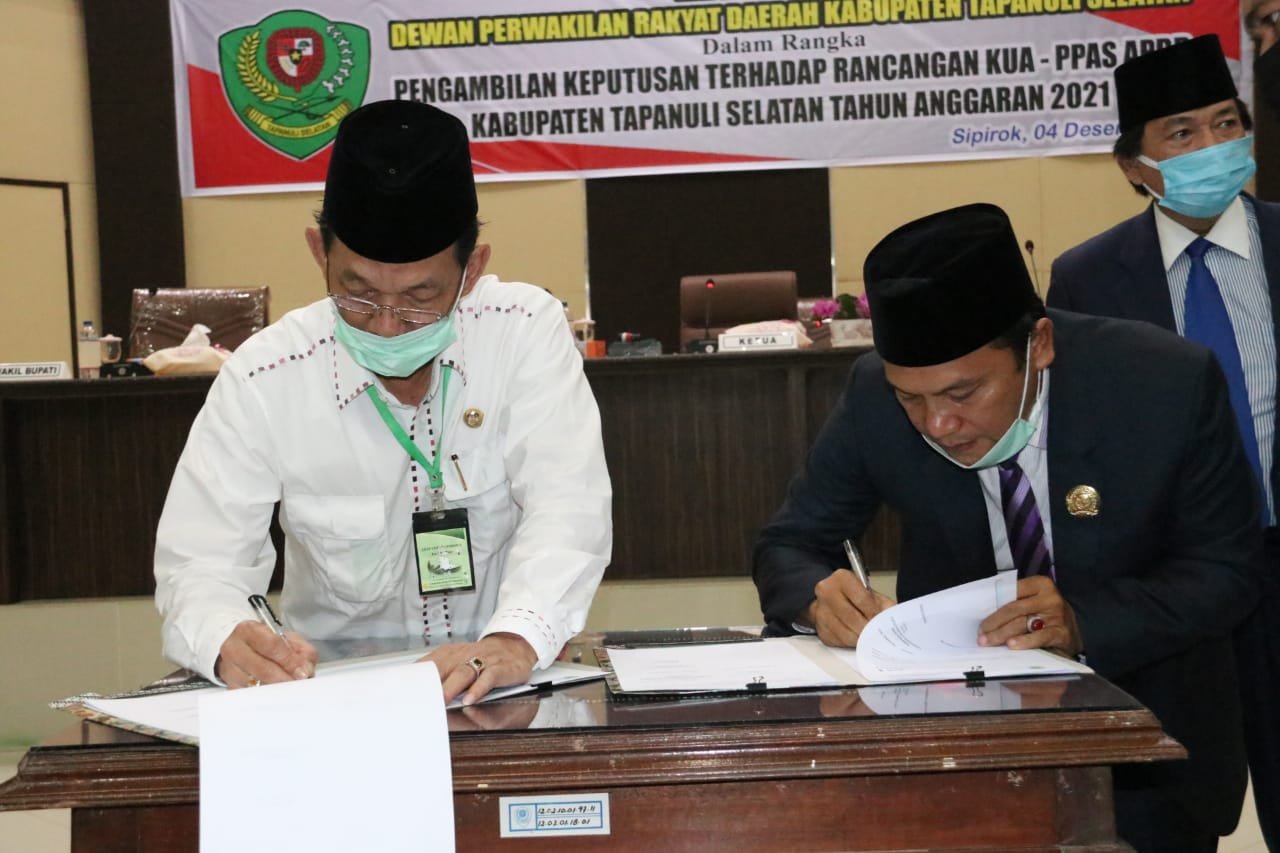 Bupati Tapsel Tandatangani Nota Kesepakatan KUA-PPAS APBD 2021 IMG-20201205-WA0003