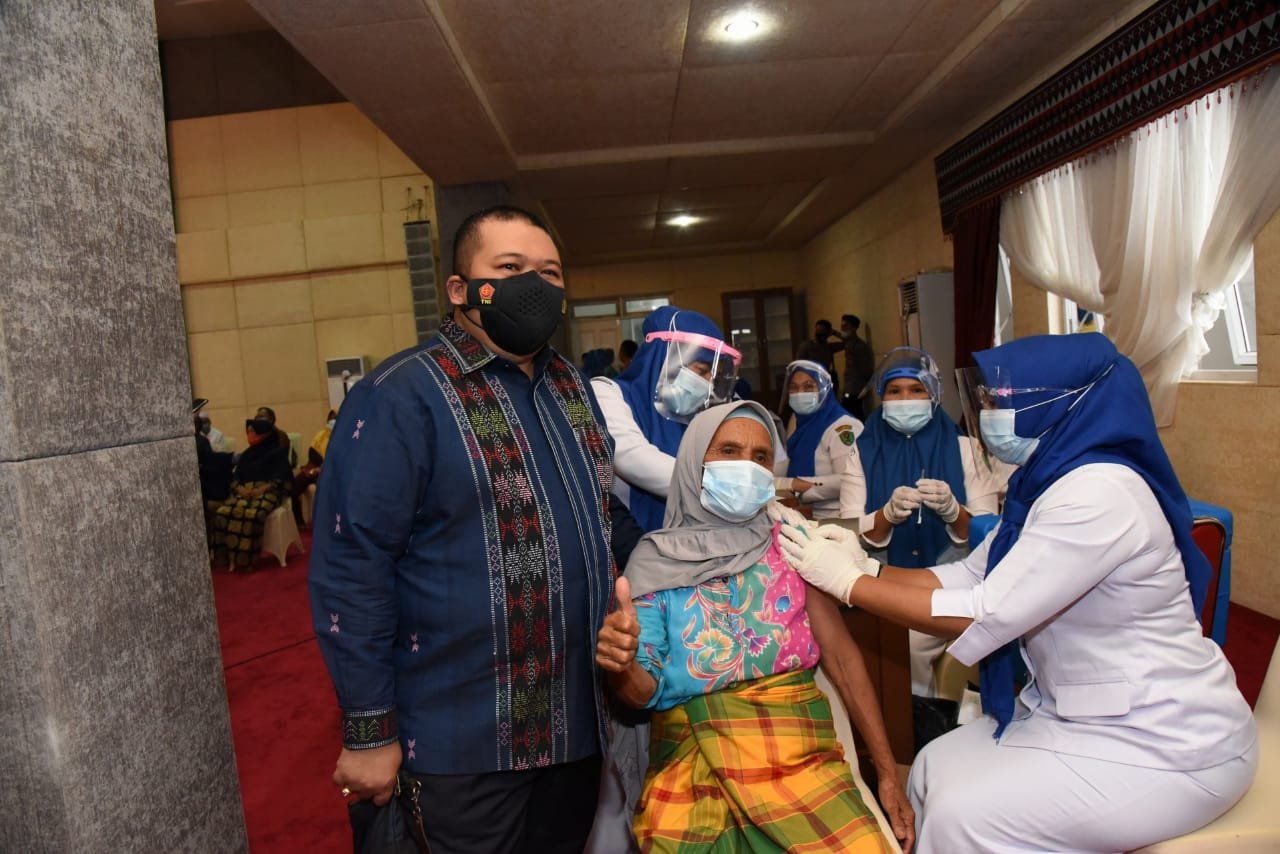Buka Vaksinasi Massal Lansia, Bupati : 'Semoga Covid-19 Cepat Berakhir di Tapsel' IMG-20210528-WA0017