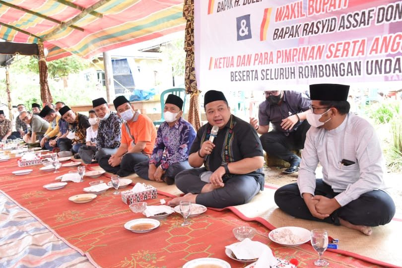 Bupati Tapsel Galakkan Gotongroyong Bangun Estafet Jalan Desa IMG-20210627-WA0011