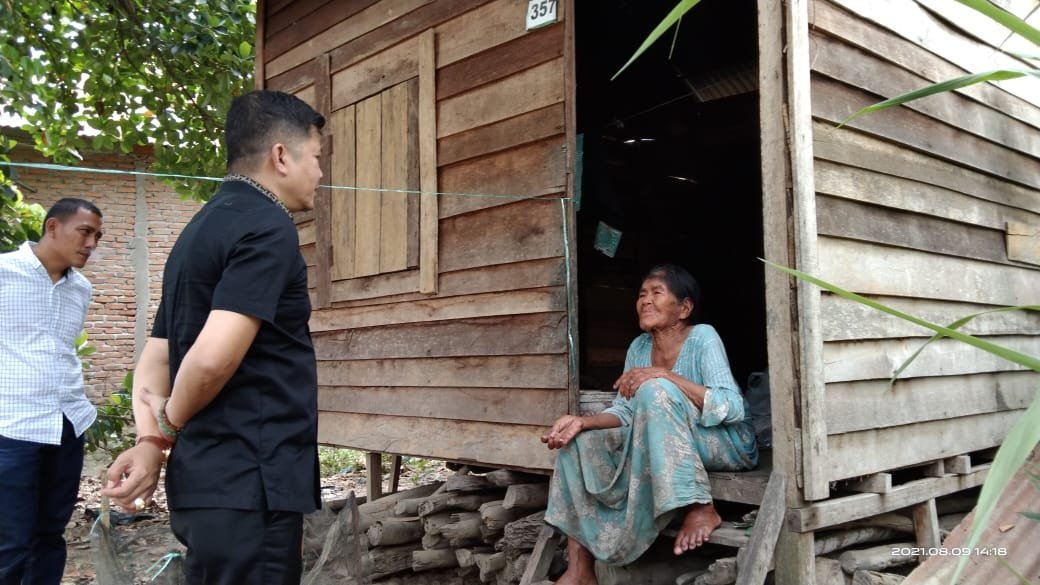 Momentum HUT ke-76 Republik Indonesia, Ketua DPRD Madina Berbagi Tali Asih Kepada Nenek Usia 92 Tahun IMG-20210817-WA0030