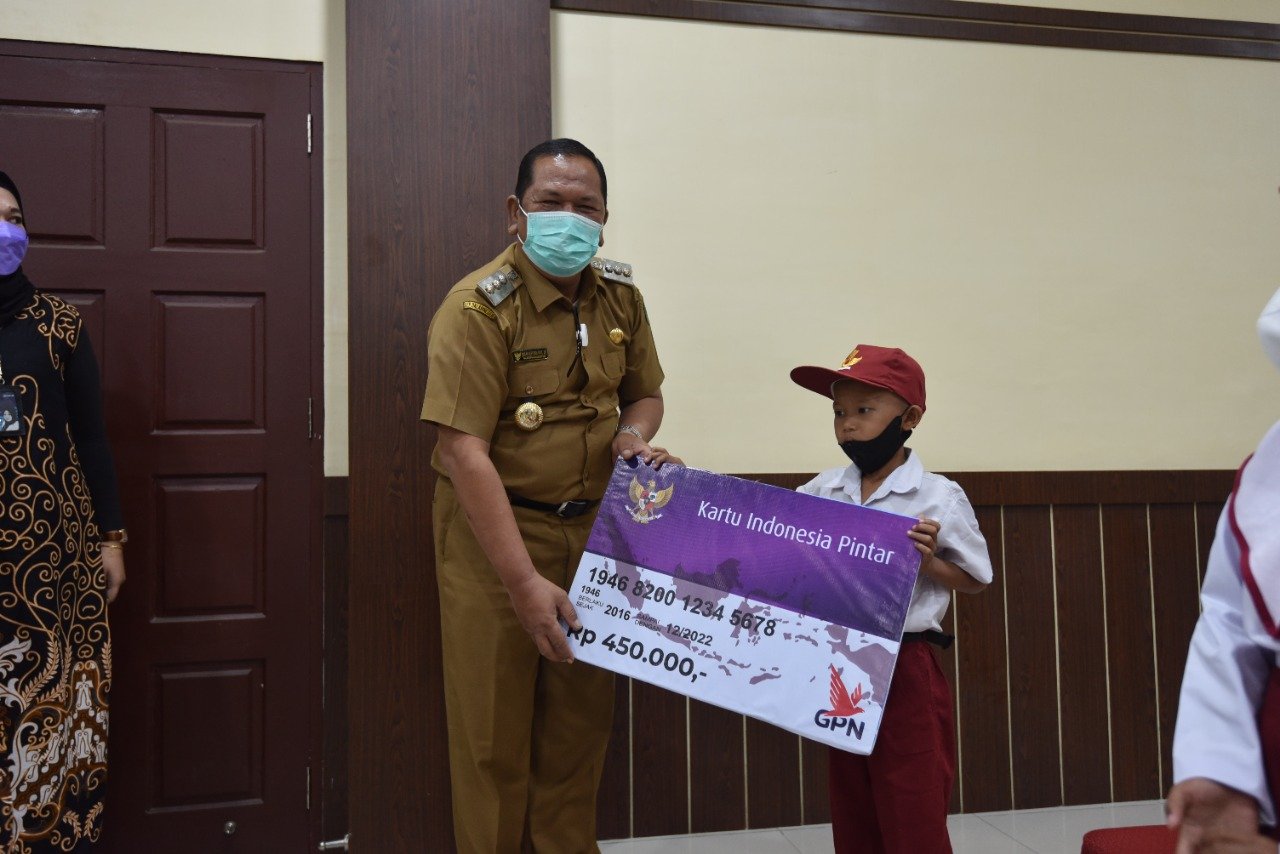 Secara Simbolis, Wali Kota Irsan Efendi Nasution Berikan KIP Kepada 6.788 Siswa SD dan 3.327 Siswa SMP IMG-20210824-WA0025