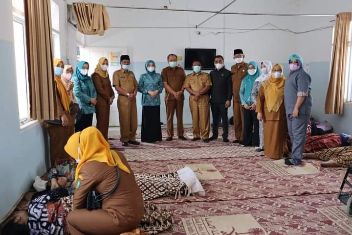 Tinjau Pelayanan MOW di RSUD Panyabungan, Ketua TP-PKK Madina Apresiasi Kinerja Kadis DPPKB FB_IMG_1636725760808