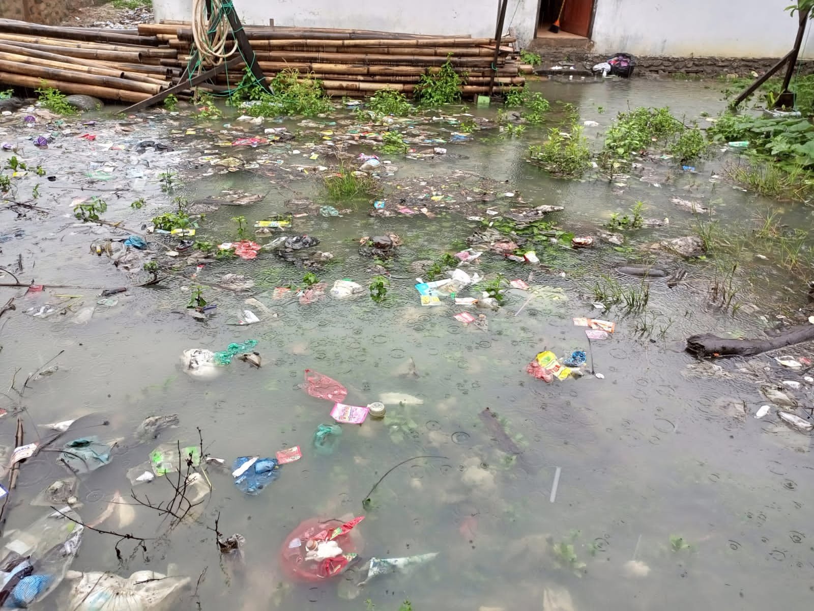 Buruknya Drainase Membuat Sejumlah Rumah Warga Di Kota Panyabungan Tergenang Luapan Banjir & Sampah IMG-20211218-WA0042
