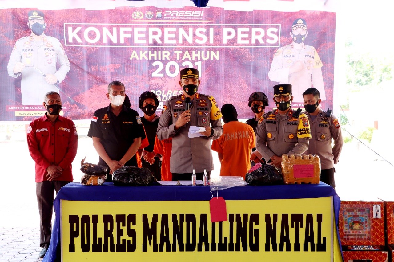 Gelar Konferensi Pers Akhir Tahun, Kapolres Madina : "Perbandingan Kasus Data Narkoba Tahun 2020 & 2021 Mengalami Penurunan Kasus Sebanyak 23 Kasus" IMG-20211230-WA0053