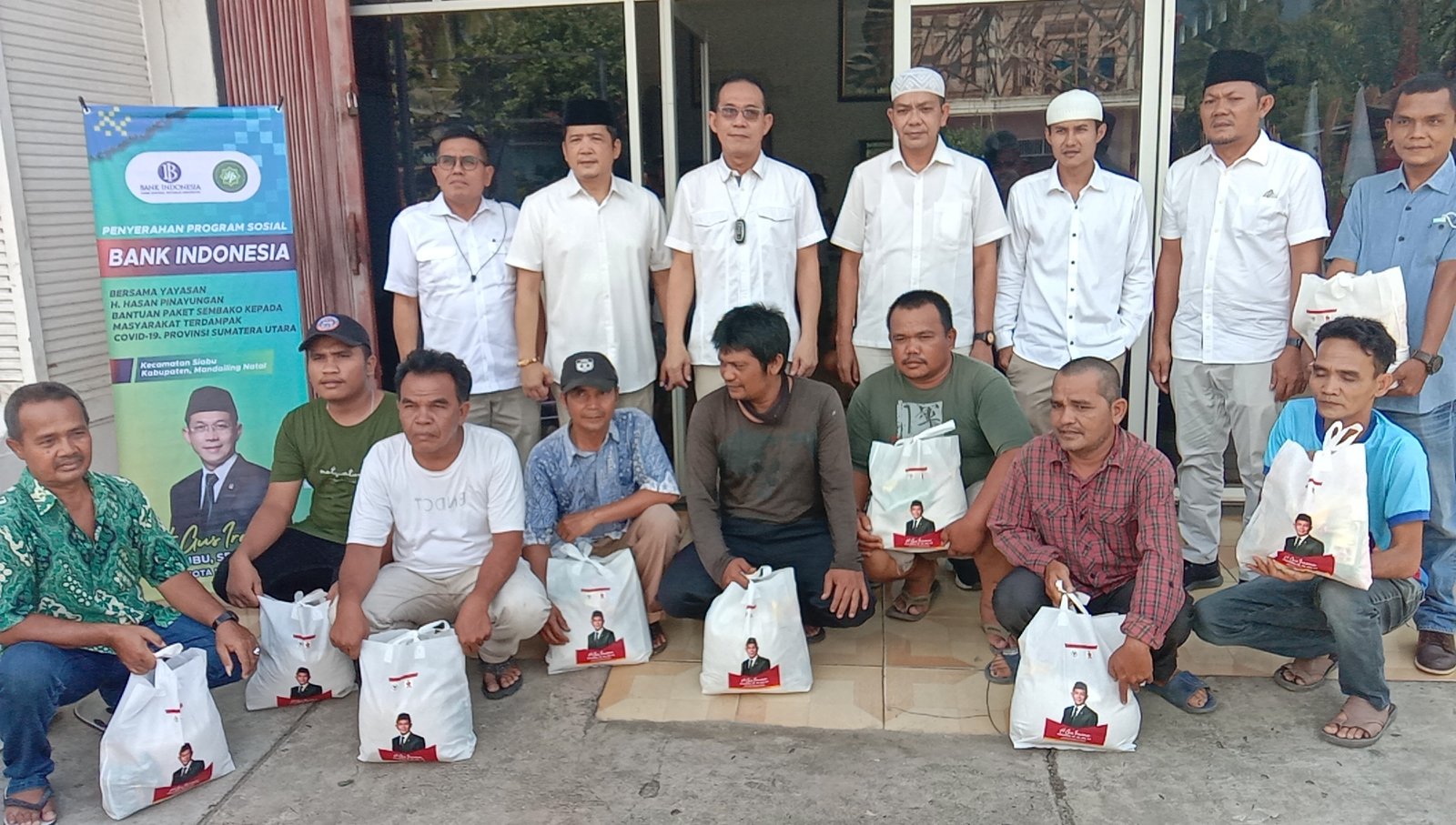 Gus Irawan Pasaribu bersama Partai Gerindra Madina Salurkan Seribu Paket Sembako IMG_20220423_144344