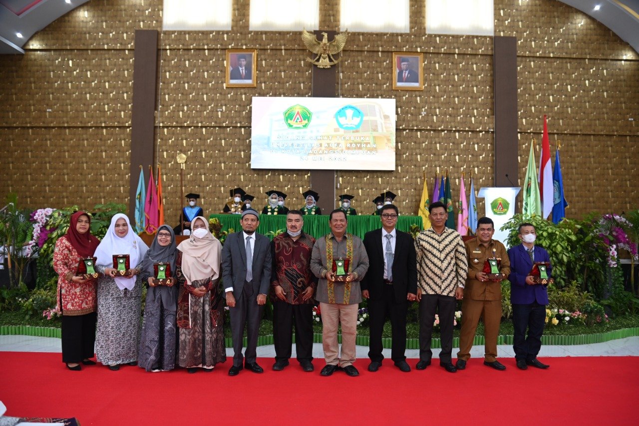 Wali Kota Padang Sidempuan Hadiri Sidang Senat Terbuka Universitas Aufa Royhan IMG-20220524-WA0062