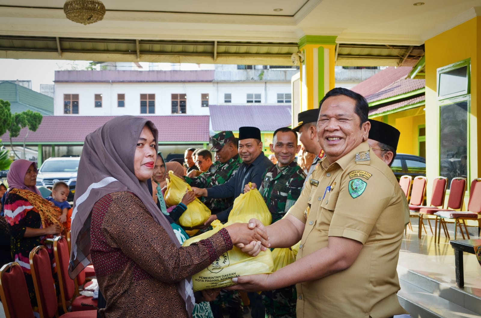 Wali Kota Padang Sidimpuan saat menyerahkan bantuan sosial