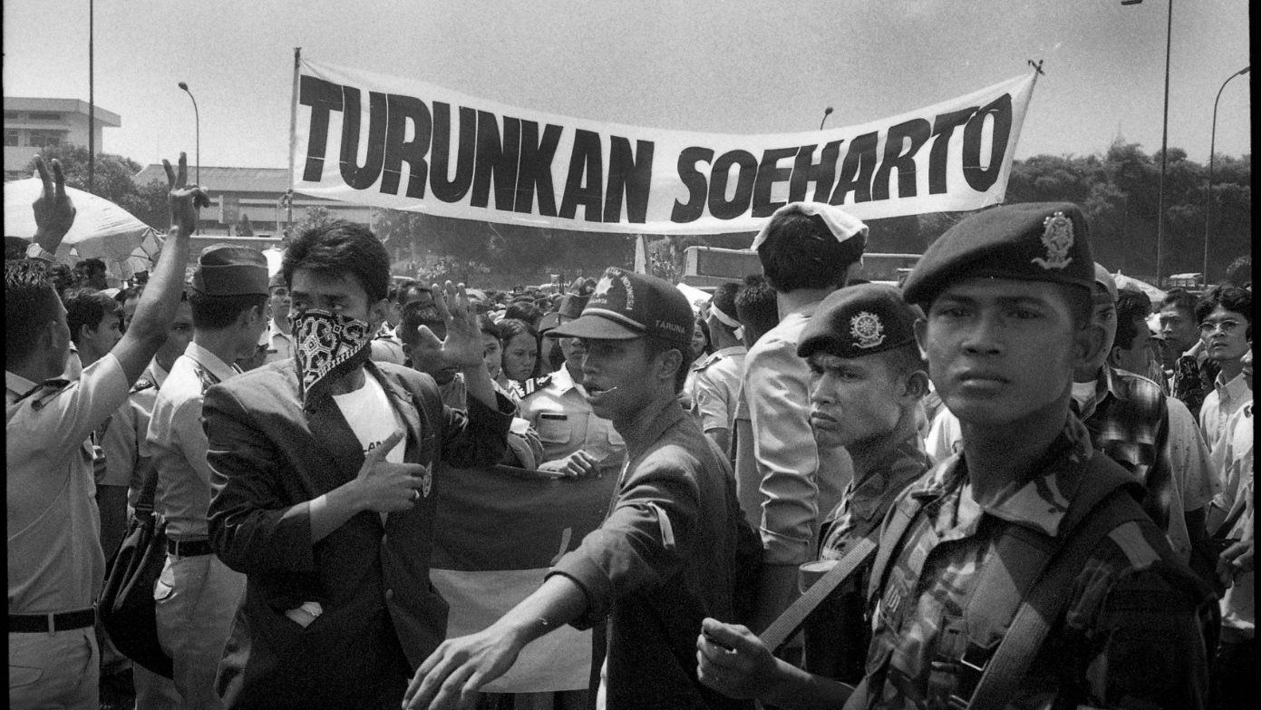 Krisis Ekonomi, Orde Baru, krisis moneter, depresiasi mata uang, inflasi, pendapatan riil, gejala krisis, kepercayaan terhadap pemerintah, gejolak politik, reformasi