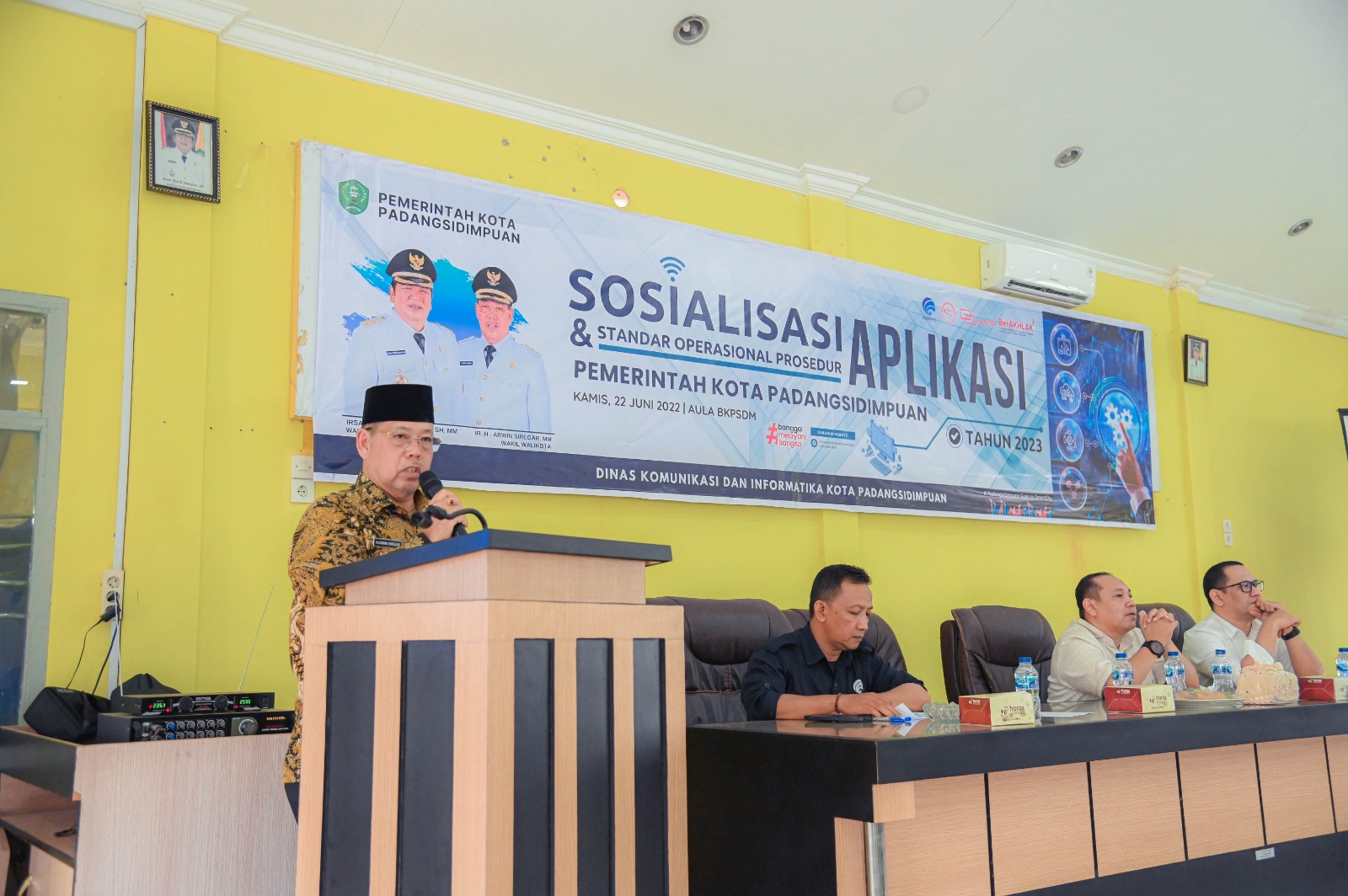 Wakil Walikota Padangsidimpuan, sosialisasi aplikasi SOP, reformasi birokrasi digital, Diskominfo Padangsidimpuan, standar operasional prosedur, teknologi informasi, komunikasi.