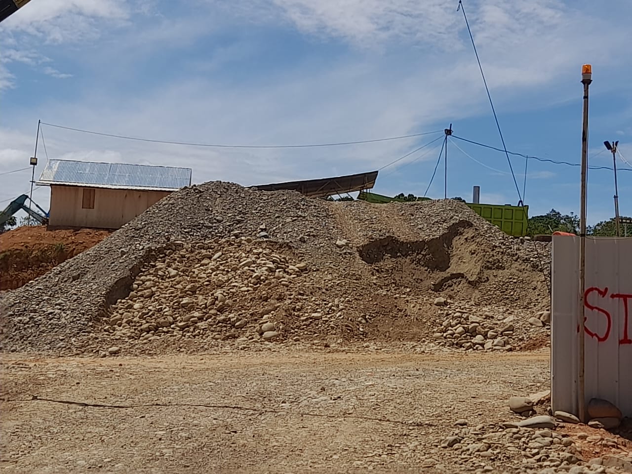 Penambangan material galian C tanpa SIPB Bantahan Gubernur Sumatera Utara terkait rekomendasi penggunaan material galian C Kepala Dinas Perindustrian Perdagangan dan Energi Sumber Daya Mineral Provinsi Sumatera Utara, Mulyadi Simatupang PT Wika-SMJ-Utama KSO dan kegiatan operasi penambangan ilegal Undang-Undang RI No. 3 Tahun 2020 tentang Pertambangan Mineral dan Batubara