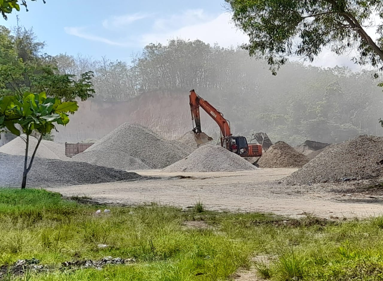 proyek raksasa, material galian C, Surat Izin Penambangan Batuan, UU RI Nomor 3 Tahun 2020, kontraktor nasional, penambangan ilegal