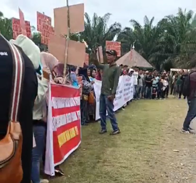 Lama di janjikan Terkait Lahan, Warga Batu Sondat Batahan Demo PTPN IV IMG-20240708-WA0040
