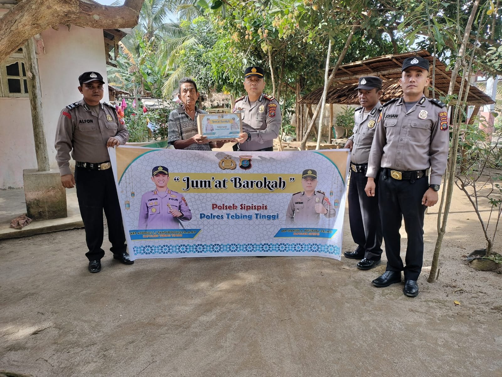 Jum'at Berkah, Kapolsek Sipispis Bagikan Bingkisan Kepada Warga Kurang Mampu IMG-20240726-WA0015