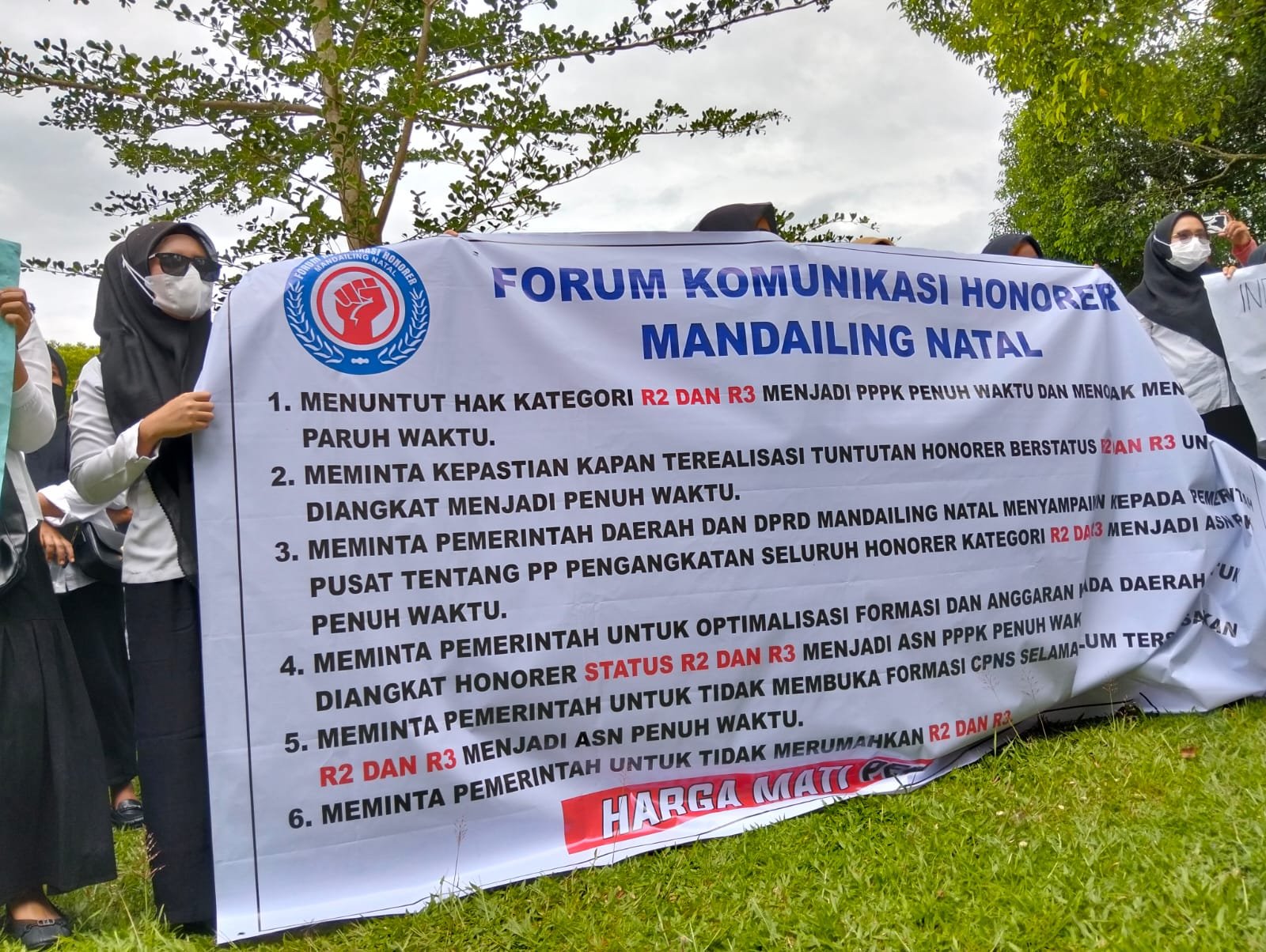 Ratusan Honorer R2 & R3 di Pemkab Madina Datangi Kantor Bupati, Menolak Jadi PPPK Paruh Waktu IMG-20250122-WA0054