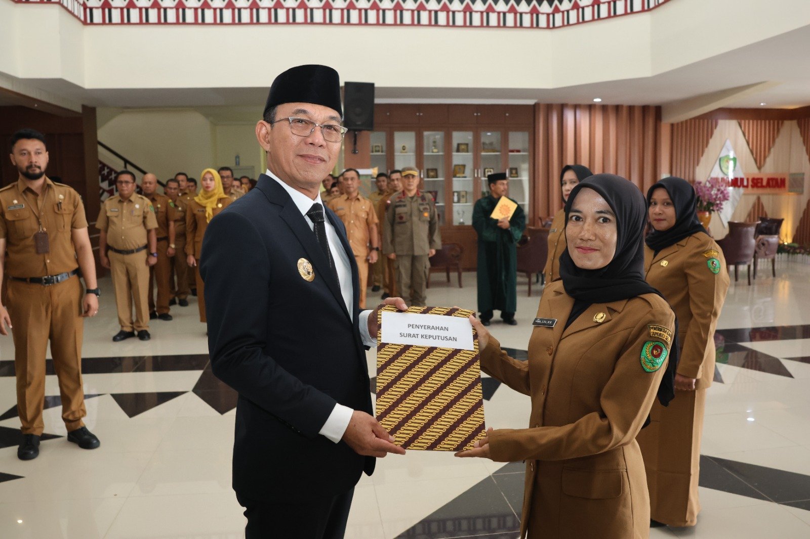 Bupati Tapsel Gus Irawan Kembali Lantik 5 Guru Menjadi Kepala Sekolah IMG-20250519-WA0040