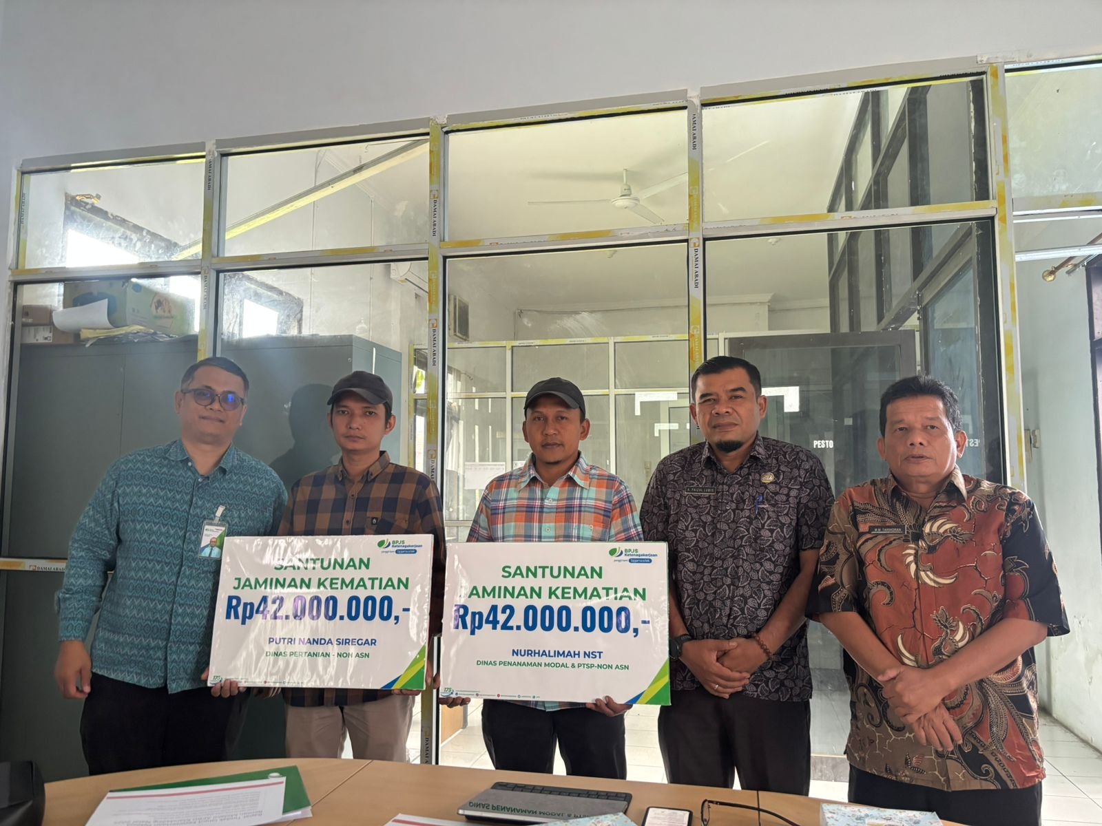 BPJS Ketenagakerjaan Serahkan Santunan JKM Rp 42 Juta kepada Ahli Waris Non ASN di Mandailing Natal IMG-20250821-WA0049